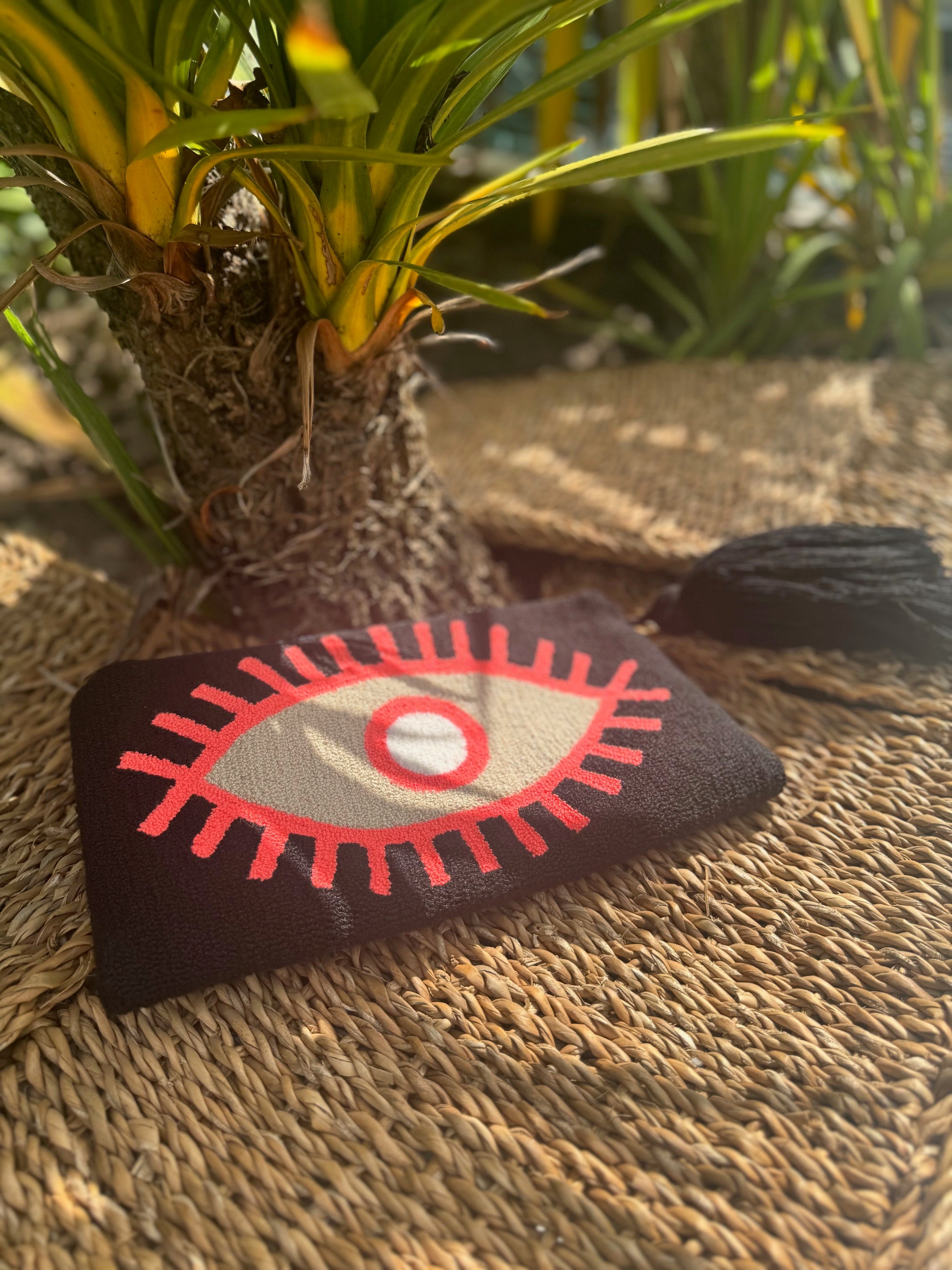 BLACK EYE CLUTCH