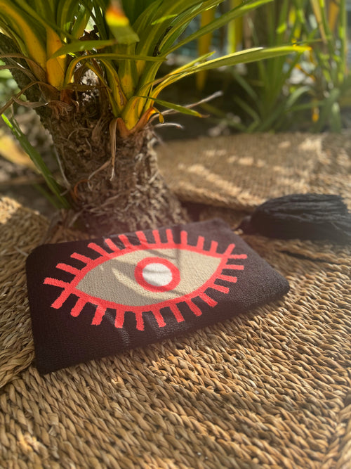 BLACK EYE CLUTCH