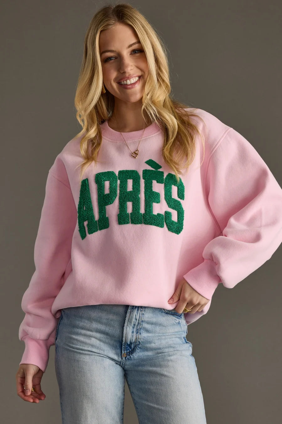 Pink Après sweatshirt with a bold varsity-style slogan, oversized fit and ribbed cuffs and hem.